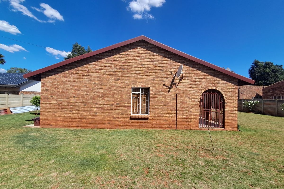 4 Bedroom house for sale in Flamwood  - Photo 5