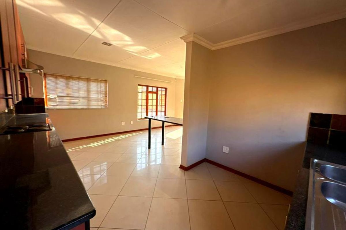 3 Bedroom Toenhouse for Sale - Photo 2