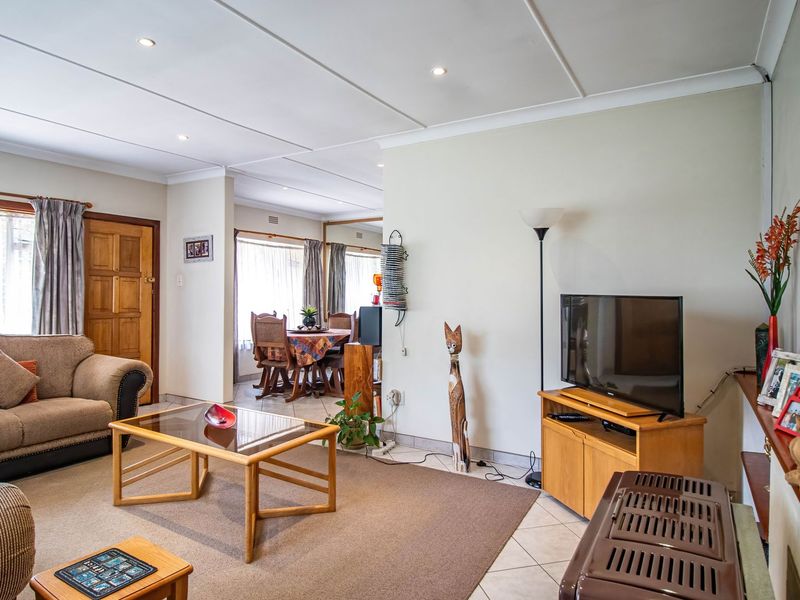 Lovely Family home for sale in sought after boomed area - Photo 8