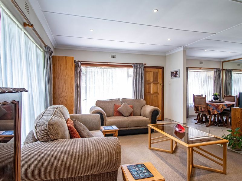 Lovely Family home for sale in sought after boomed area - Photo 7