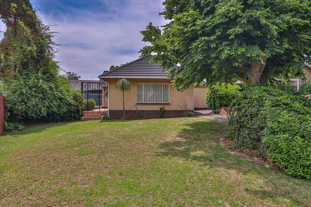 Lovely Family home for sale in sought after boomed area - Photo 2