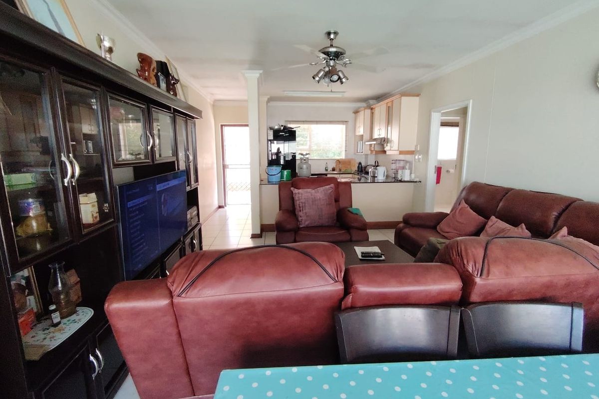 Sea Park Gem – Beachfront Living Made Easy! - Photo 2