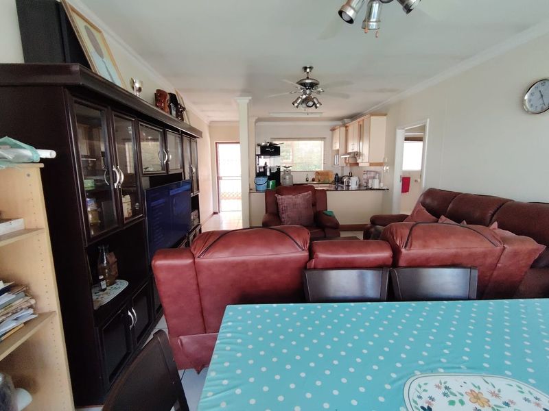 Sea Park Gem – Beachfront Living Made Easy! - Photo 3