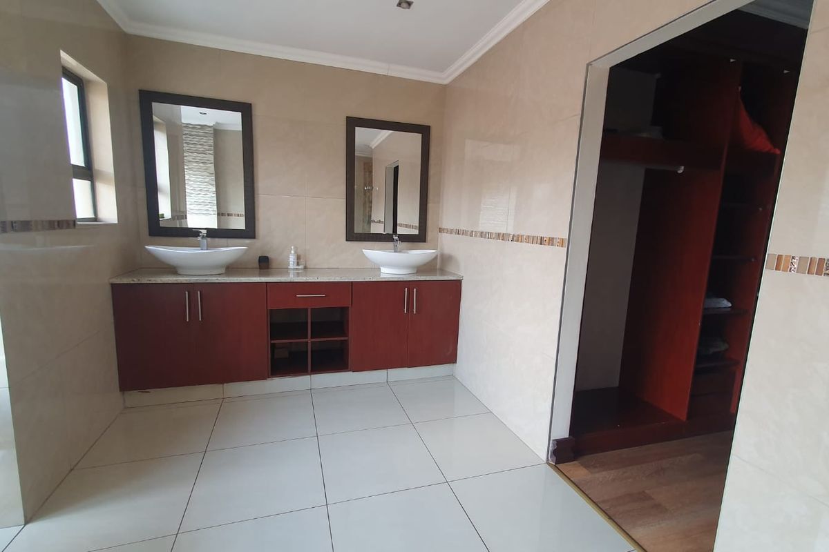 4 bedroom Family Home in Secure Golf Estate  - Photo 3