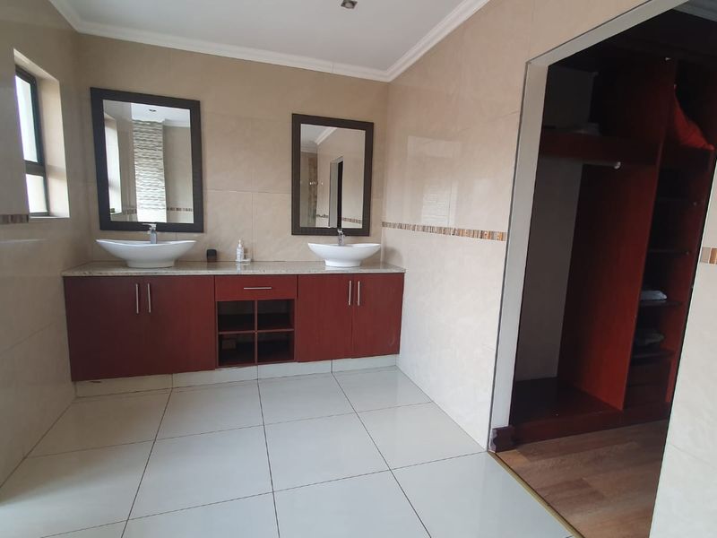 4 bedroom Family Home in Secure Golf Estate  - Photo 3