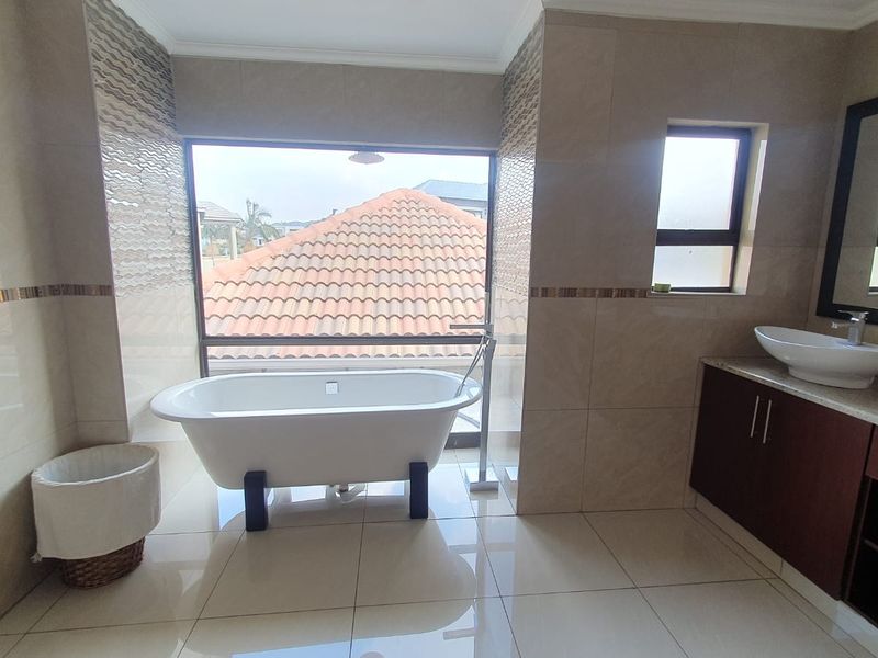 4 bedroom Family Home in Secure Golf Estate  - Photo 7