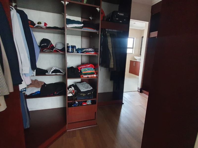 4 bedroom Family Home in Secure Golf Estate  - Photo 8