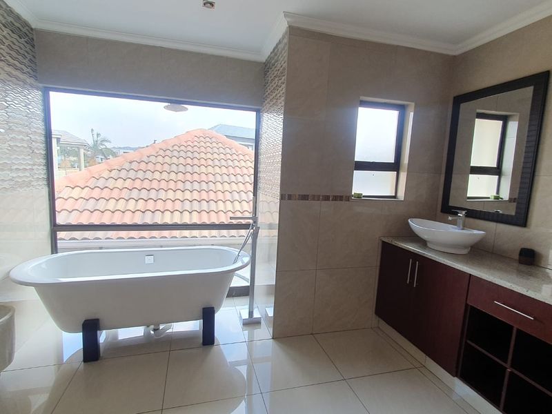 4 bedroom Family Home in Secure Golf Estate  - Photo 6