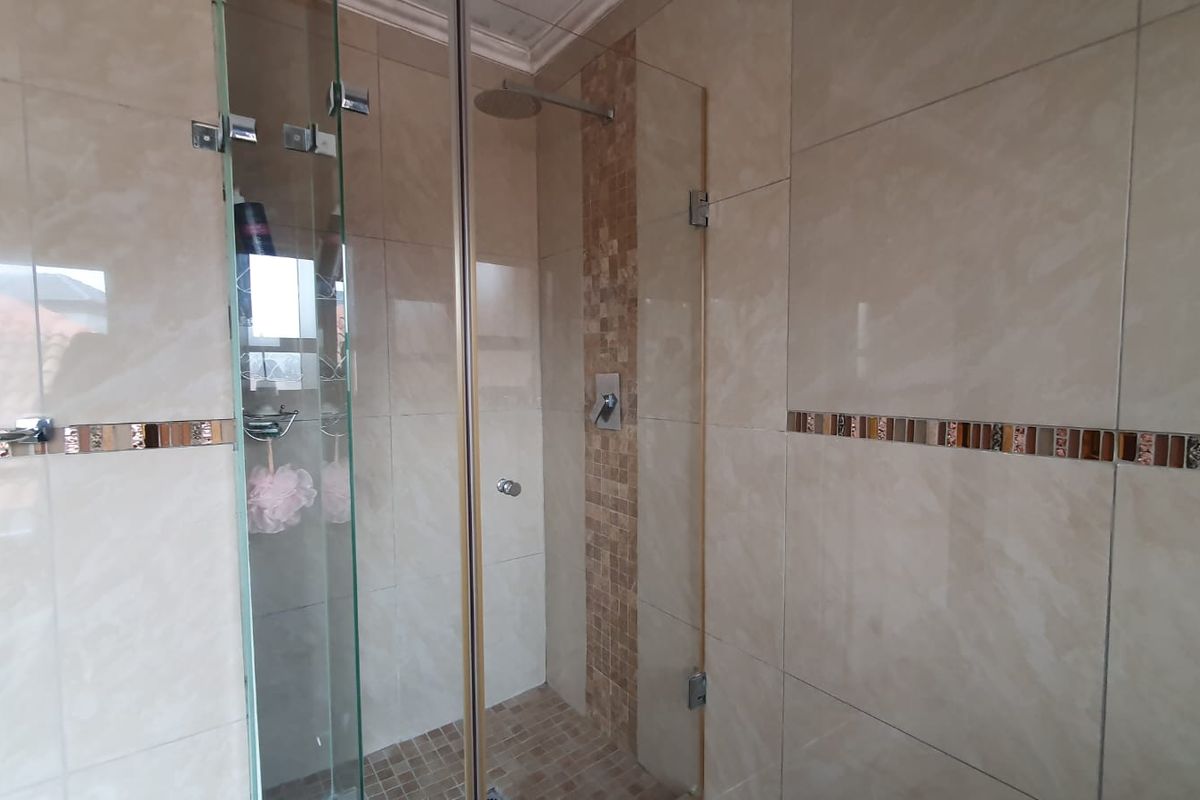 4 bedroom Family Home in Secure Golf Estate  - Photo 4