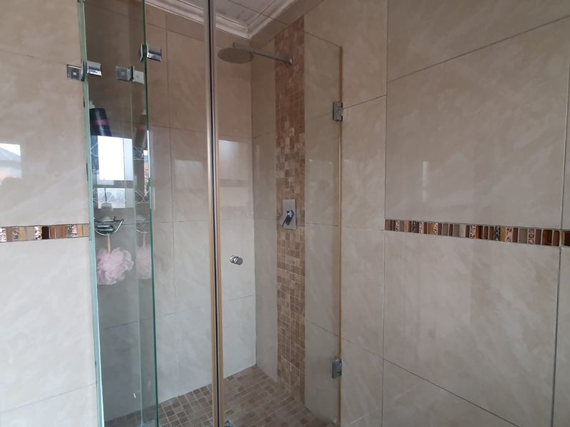 4 bedroom Family Home in Secure Golf Estate  - Photo 4