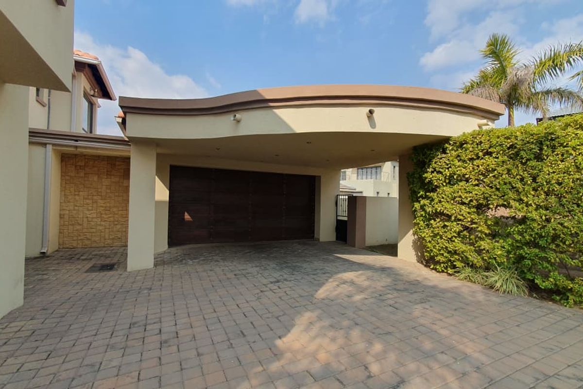 4 bedroom Family Home in Secure Golf Estate  - Photo 2