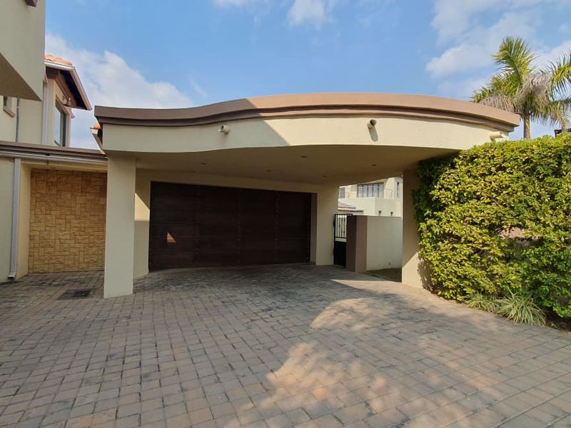4 bedroom Family Home in Secure Golf Estate  - Photo 2