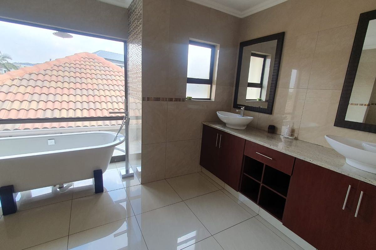 4 bedroom Family Home in Secure Golf Estate  - Photo 5