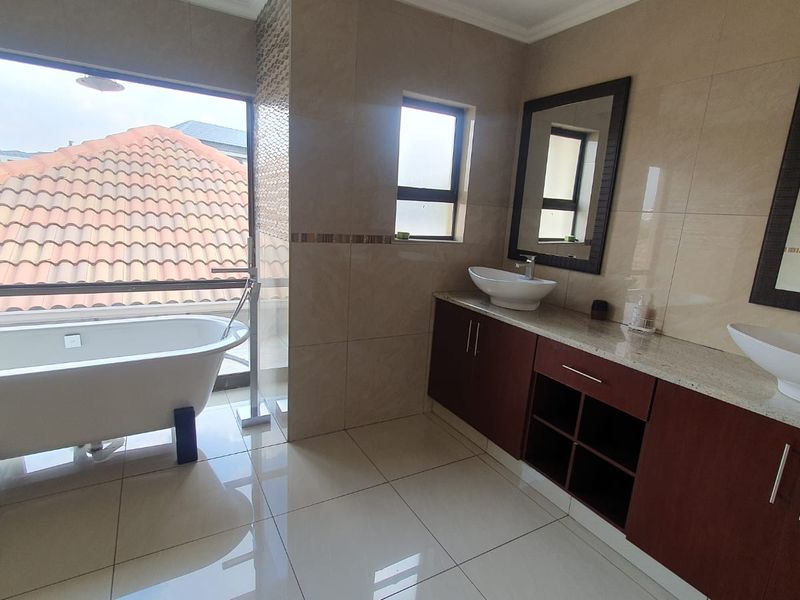 4 bedroom Family Home in Secure Golf Estate  - Photo 5