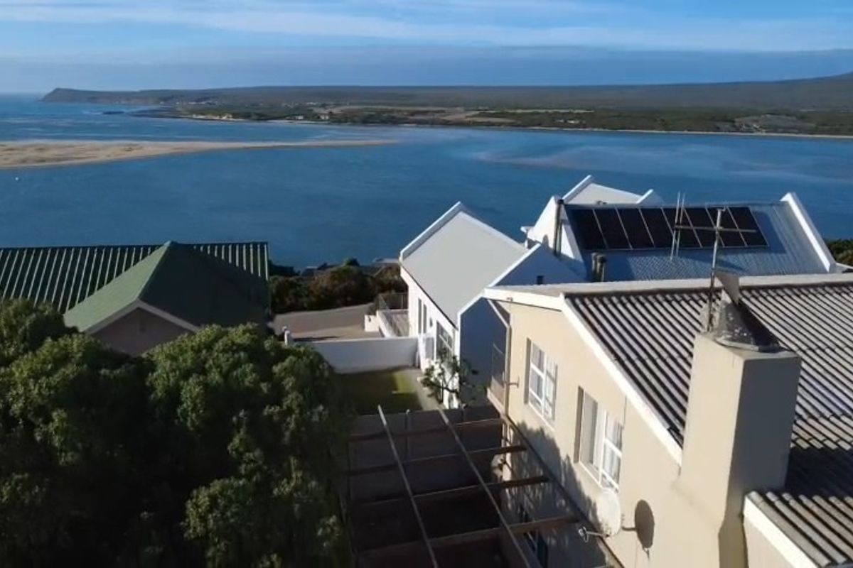 Bargain! Solid double storey home on 744m2 with views! - Photo 2