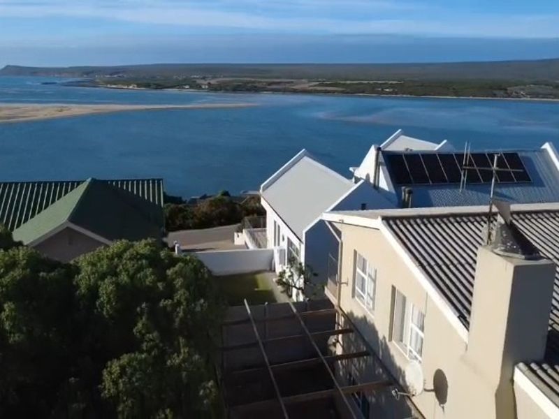 Bargain! Solid double storey home on 744m2 with views! - Photo 2