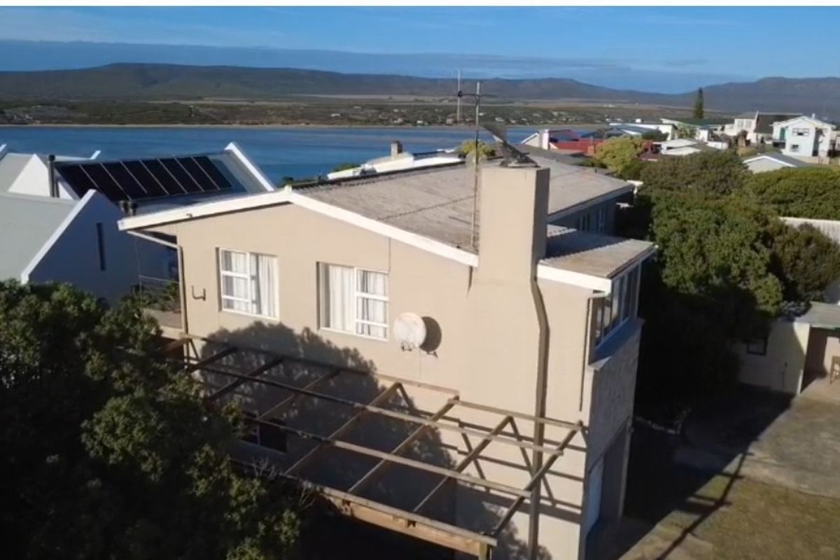 Bargain! Solid double storey home on 744m2 with views! - Photo 4