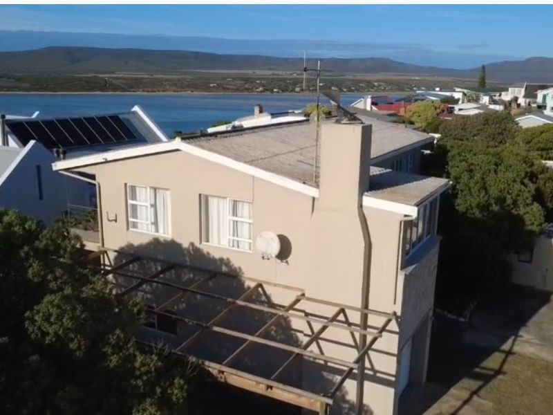 Bargain! Solid double storey home on 744m2 with views! - Photo 4