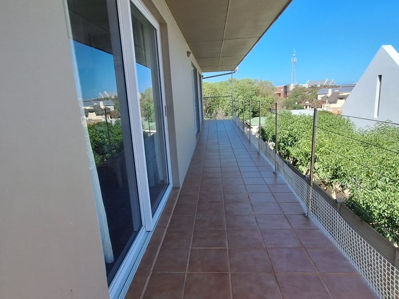 Bargain! Solid double storey home on 744m2 with views! - Photo 10