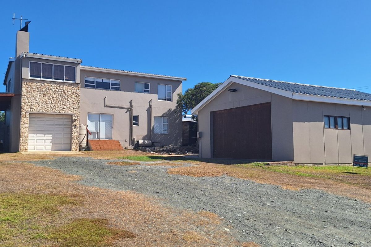 Bargain! Solid double storey home on 744m2 with views! - Photo 3