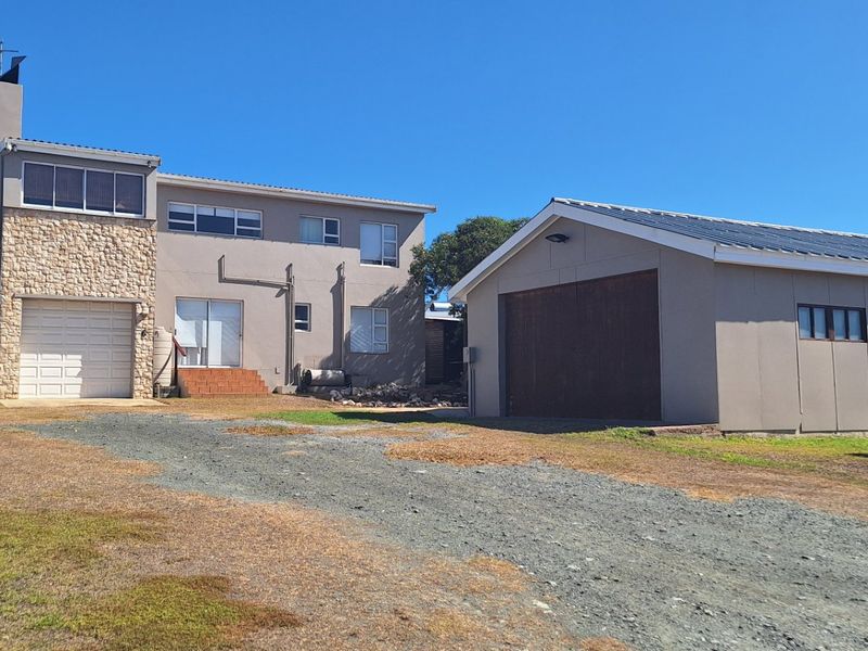 Bargain! Solid double storey home on 744m2 with views! - Photo 3
