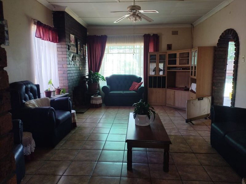 6 Bedroom House for Sale in Casseldale  - Photo 7