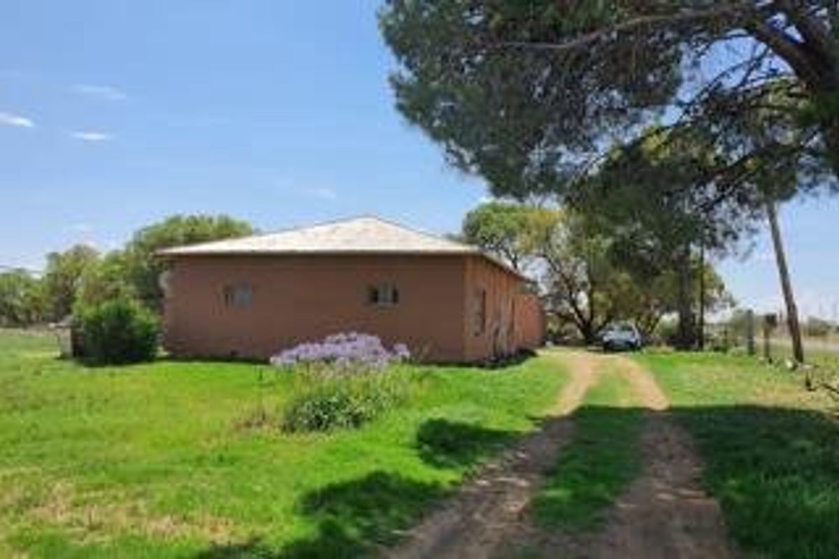 Charming Home with Flatlet on Tree-Filled Plot – Ideal for Peaceful Living Near the City - Photo 2