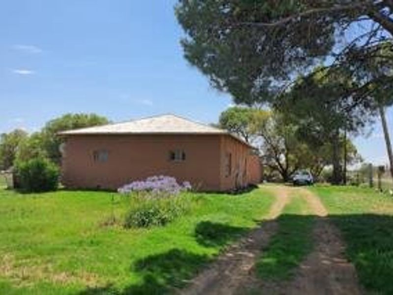 Charming Home with Flatlet on Tree-Filled Plot – Ideal for Peaceful Living Near the City - Photo 2