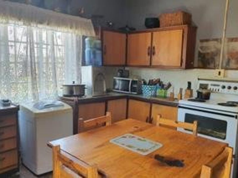 Charming Home with Flatlet on Tree-Filled Plot – Ideal for Peaceful Living Near the City - Photo 9