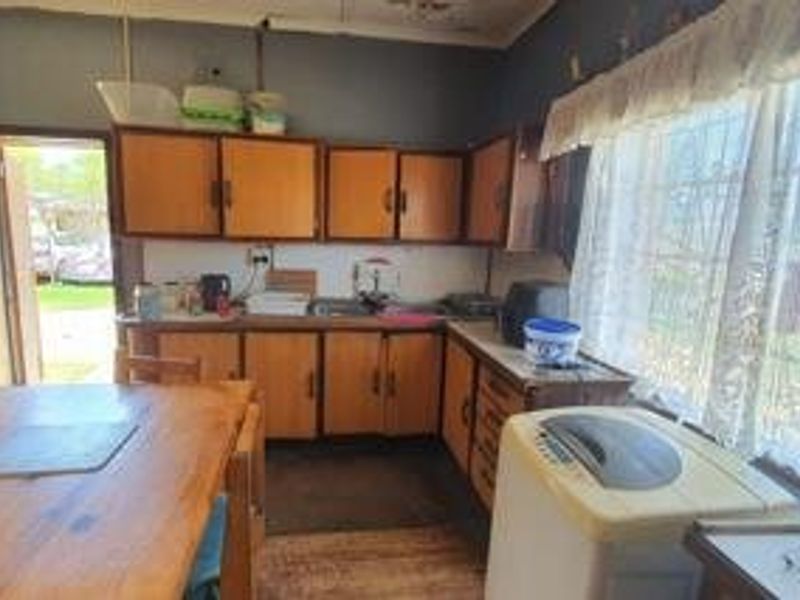 Charming Home with Flatlet on Tree-Filled Plot – Ideal for Peaceful Living Near the City - Photo 8