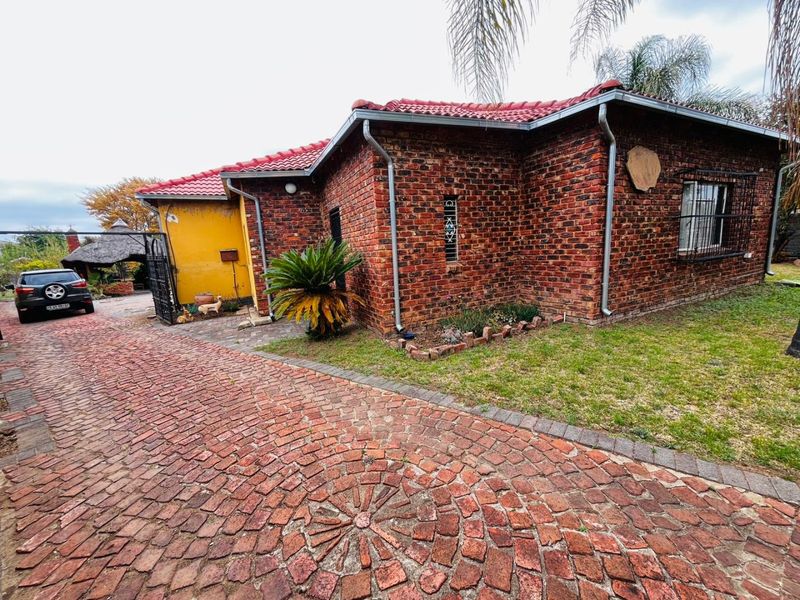 Spacious 4-Bedroom Family Home for sale in Claremont, Pretoria - Photo 1