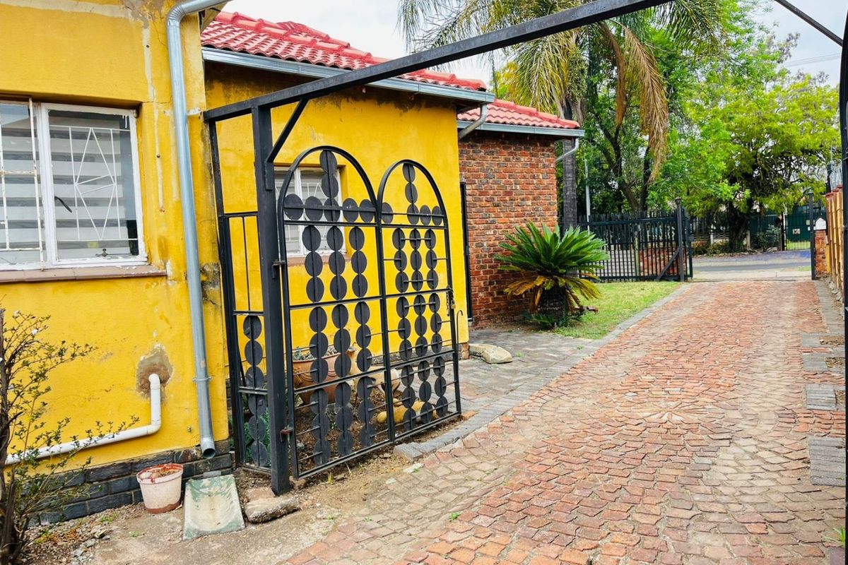 Spacious 4-Bedroom Family Home for sale in Claremont, Pretoria - Photo 2