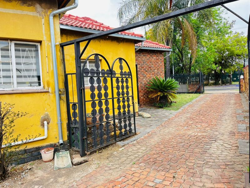 Spacious 4-Bedroom Family Home for sale in Claremont, Pretoria - Photo 2