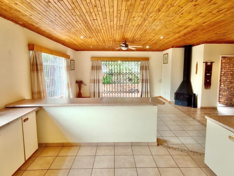 Beautiful 4-Bedroom, 3-Bathroom Home for Sale in Vaal Marina - Photo 2