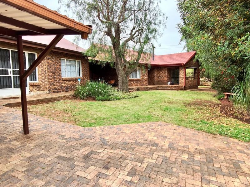 Beautiful 4-Bedroom, 3-Bathroom Home for Sale in Vaal Marina - Photo 1