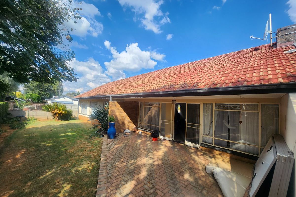 Charming 4-Bedroom Home with Pool and Ample Parking in a Sought-After Neighbourhood - Photo 3