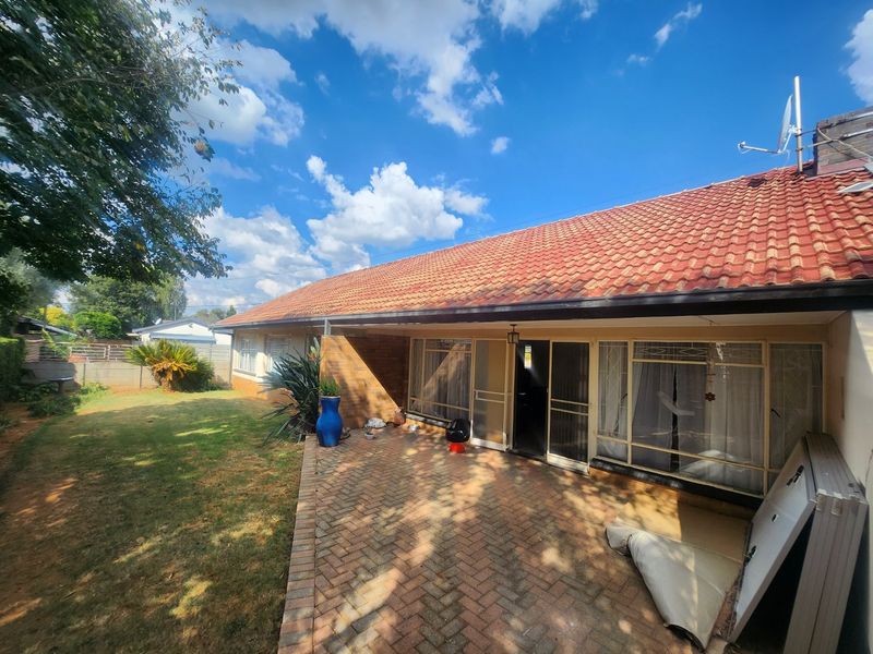 Charming 4-Bedroom Home with Pool and Ample Parking in a Sought-After Neighbourhood - Photo 3