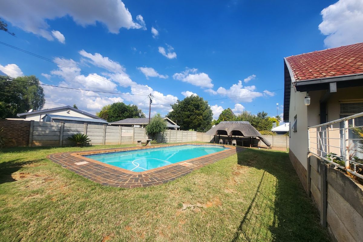 Charming 4-Bedroom Home with Pool and Ample Parking in a Sought-After Neighbourhood - Photo 4