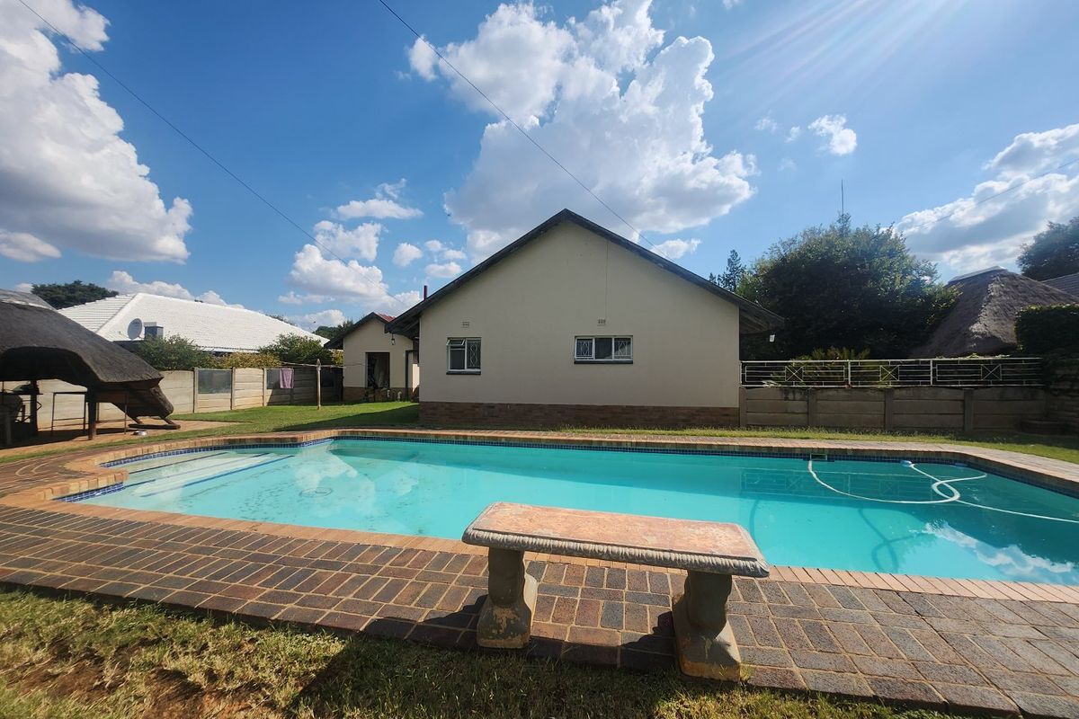 Charming 4-Bedroom Home with Pool and Ample Parking in a Sought-After Neighbourhood - Photo 5