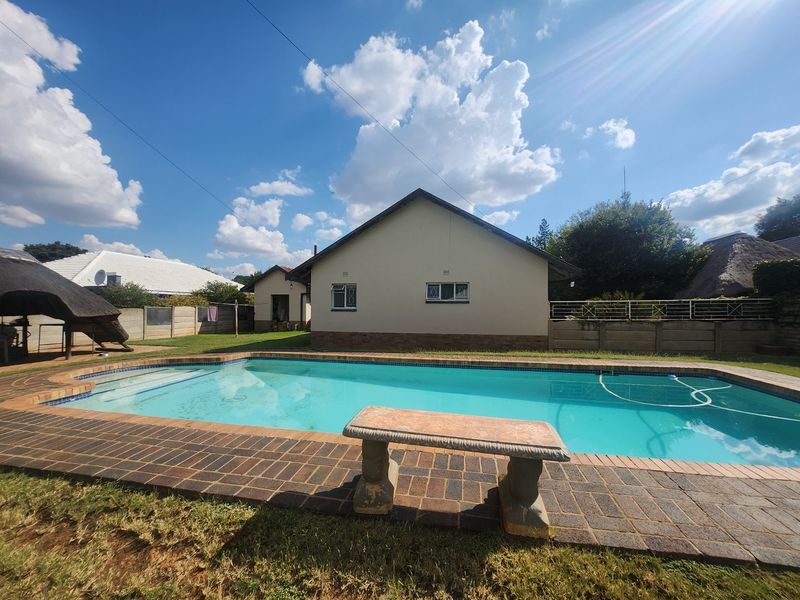 Charming 4-Bedroom Home with Pool and Ample Parking in a Sought-After Neighbourhood - Photo 5