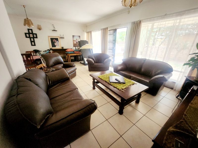 Charming 4-Bedroom Home with Pool and Ample Parking in a Sought-After Neighbourhood - Photo 10