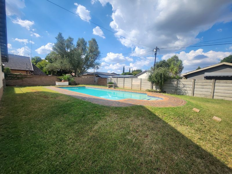 Charming 4-Bedroom Home with Pool and Ample Parking in a Sought-After Neighbourhood - Photo 7