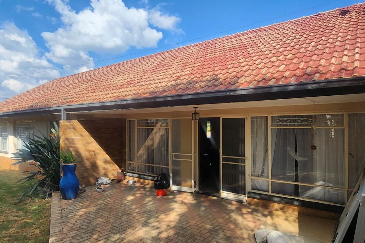 Charming 4-Bedroom Home with Pool and Ample Parking in a Sought-After Neighbourhood - Photo 2