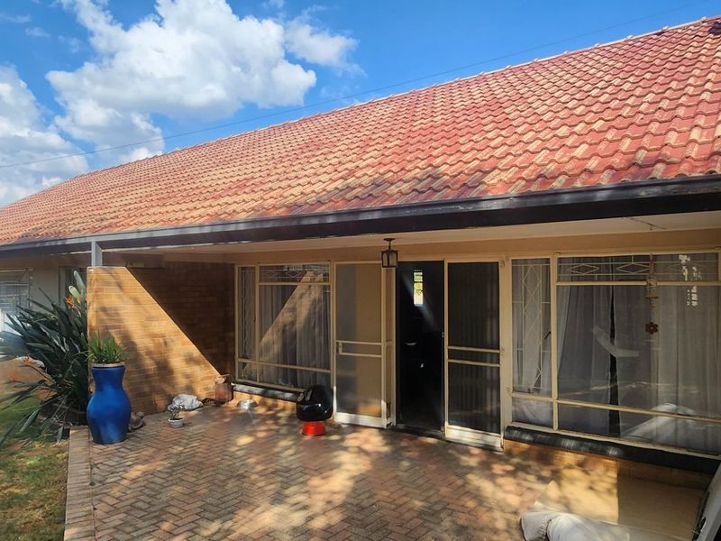 Charming 4-Bedroom Home with Pool and Ample Parking in a Sought-After Neighbourhood - Photo 2