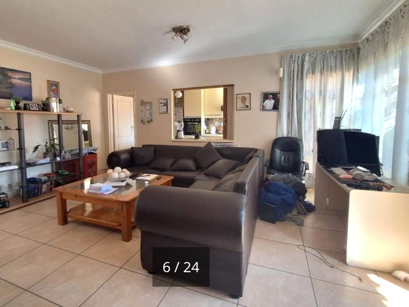 Pet Friendly - Low Maintenance 3 Bedroom Duplex, 2 Bathroom - Pollak Park - Photo 3