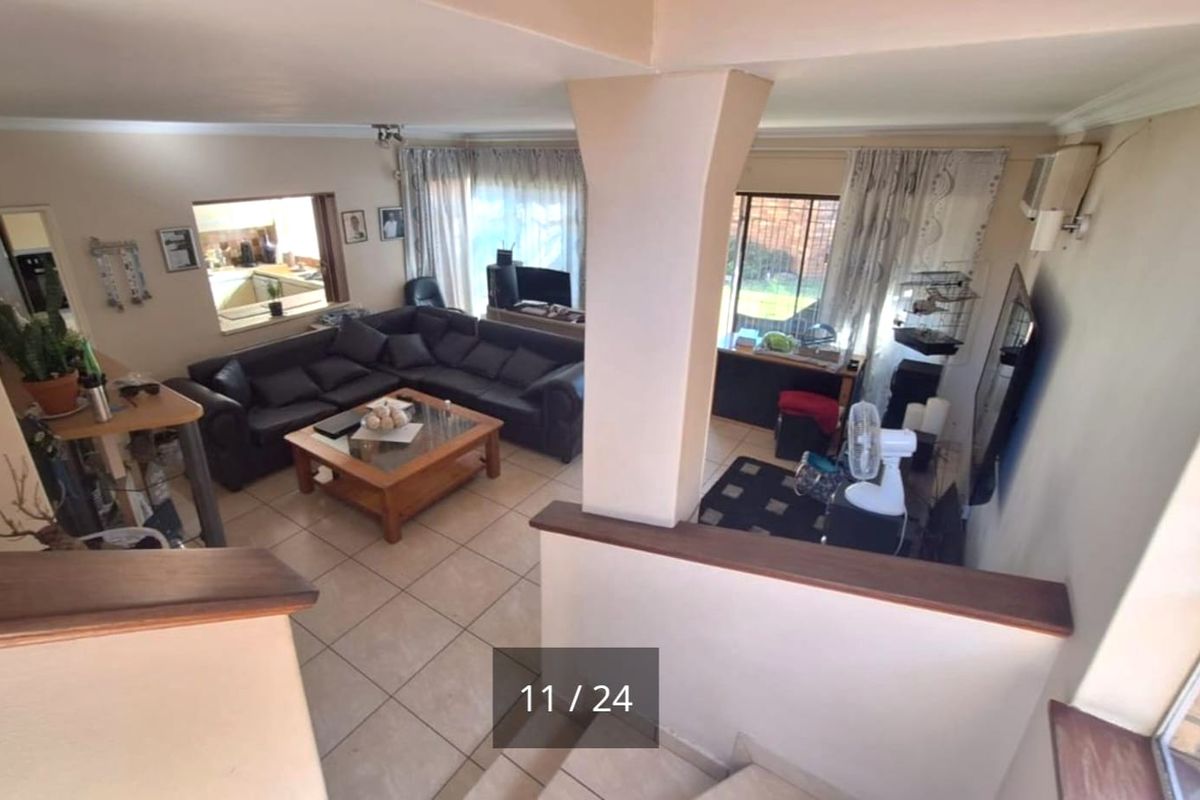 Pet Friendly - Low Maintenance 3 Bedroom Duplex, 2 Bathroom - Pollak Park - Photo 2