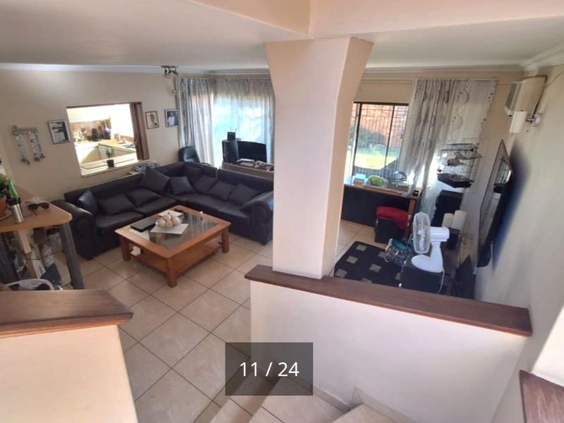 Pet Friendly - Low Maintenance 3 Bedroom Duplex, 2 Bathroom - Pollak Park - Photo 2