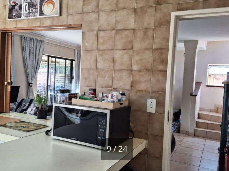 Pet Friendly - Low Maintenance 3 Bedroom Duplex, 2 Bathroom - Pollak Park - Photo 9