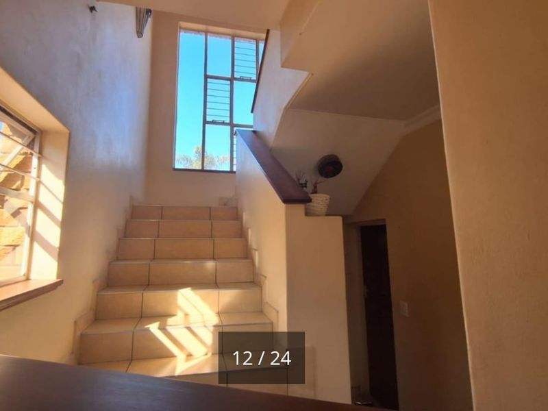 Pet Friendly - Low Maintenance 3 Bedroom Duplex, 2 Bathroom - Pollak Park - Photo 4