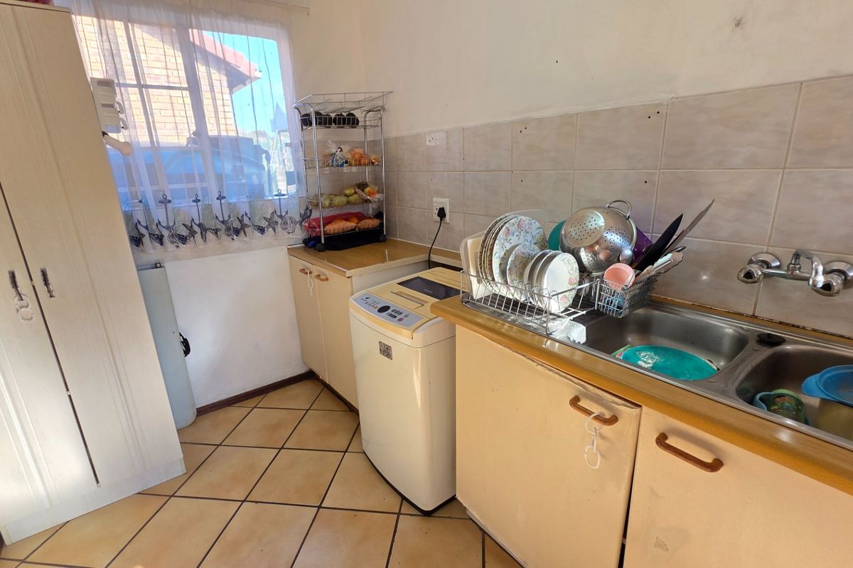 Modern Face Brick Simplex for Sale in Eldoraigne - Photo 5